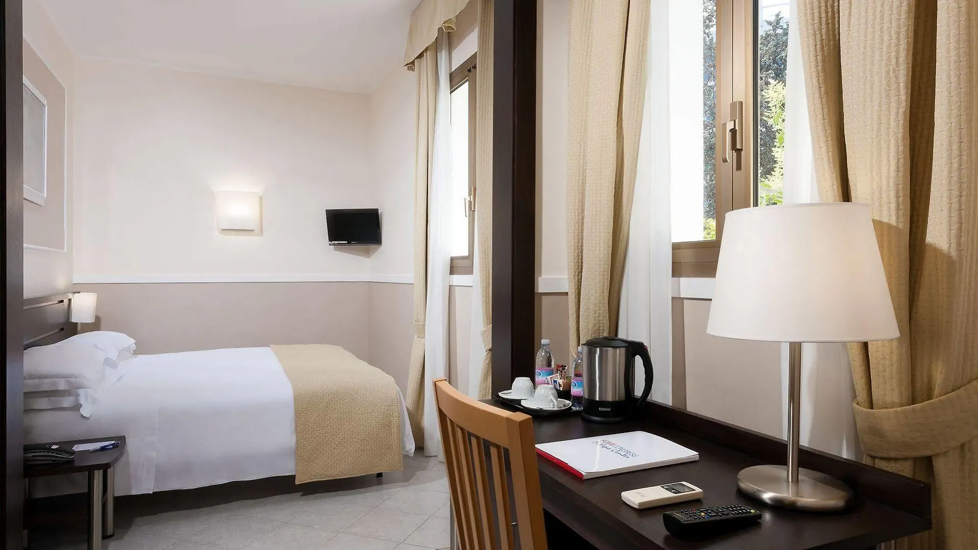 *** Hotel The Church Village Roma Italia